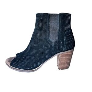 TOMS Majorca Peep Toe Zippered black suede perforated ankle booties size 6 EUC